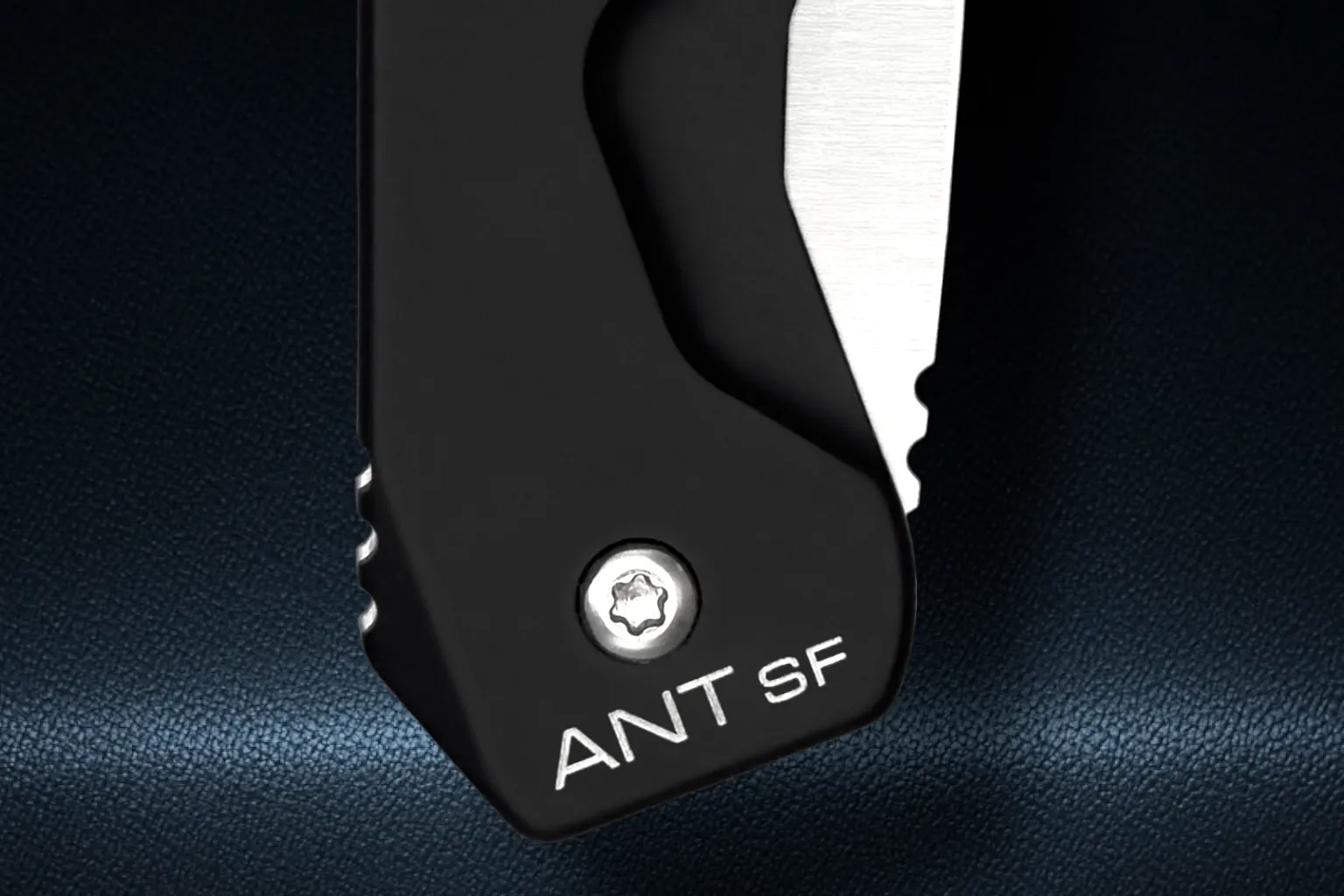 ANT-URBAN-SF-BLACK-SATIN-13.webp
