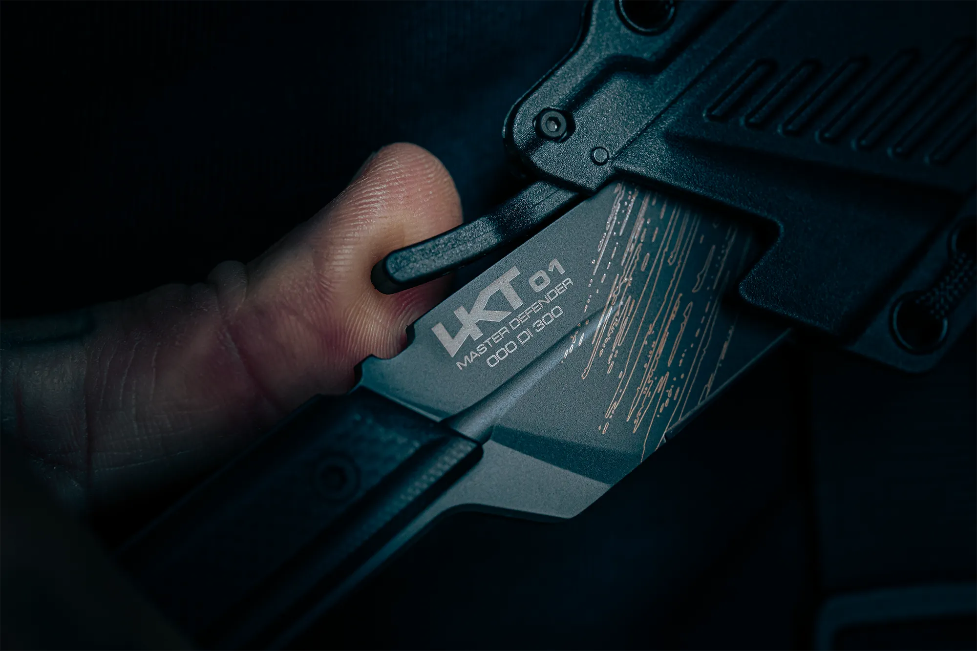 LKU01-MASTER-DEFENDER-_-3b.webp